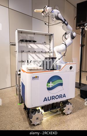 Munich, Allemagne. 17 juillet 2023. Un prototype de robot nommé 'AURORA' est exposé pour être visionné lors d'une réunion du 'Highmed Agenda' Bavaria. Le robot doit être capable de prendre en charge les tâches d'un "OR jumper" dans le domaine stérile dans le groupe expérimental OU du groupe de recherche MITI. Crédit : Peter Kneffel/dpa/Alamy Live News Banque D'Images
