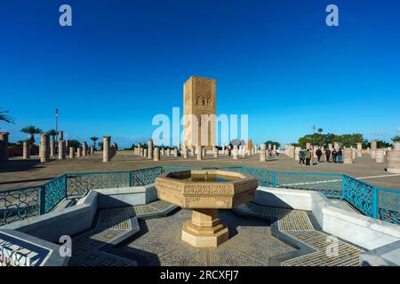 Maroc. Rabat. La magnifique Tour Hassan et la fontaine sur l'esplanade de Yacoub al-Mansour. La tour est le minaret incomplet de grès rouge de Banque D'Images
