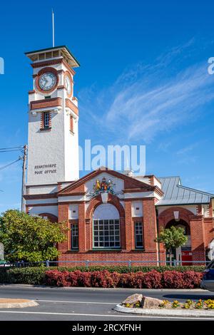 Bureau de poste avec tour de l'horloge dans la rue principale de Stanthorpe, Queensland, Australie Banque D'Images