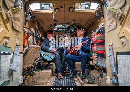 Les vétérans (de gauche à droite) Peter McKinlay, Alex Shannon et Danny Muir, qui ont tous servi avec 6 ÉCOSSAIS, répètent à l'arrière d'un véhicule blindé Mastiff à Redford Barracks, à Édimbourg, devant leur production Army@TheFringe Warriors. Les répétitions ont commencé pour les trois premières productions de Fringe : 'Everything Under the Sun', 'CTRL Room: ', et 'Warriors', et les artistes rencontrent des soldats écossais et voient l'équipement qui a joué un rôle de soutien dans les opérations récentes. Date de la photo : lundi 17 juillet 2023. Banque D'Images