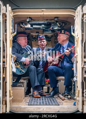 Les vétérans (de gauche à droite) Peter McKinlay, Alex Shannon et Danny Muir, qui ont tous servi avec 6 ÉCOSSAIS, répètent à l'arrière d'un véhicule blindé Mastiff à Redford Barracks, à Édimbourg, devant leur production Army@TheFringe Warriors. Les répétitions ont commencé pour les trois premières productions de Fringe : 'Everything Under the Sun', 'CTRL Room: ', et 'Warriors', et les artistes rencontrent des soldats écossais et voient l'équipement qui a joué un rôle de soutien dans les opérations récentes. Date de la photo : lundi 17 juillet 2023. Banque D'Images