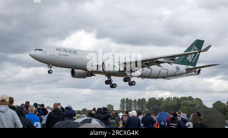 Royal Saudi Air Force - Airbus A330 Multi Role Tanker transport (MRTT) arrivant à la RAF Fairford pour le Royal International Air Tattoo 2023. Banque D'Images