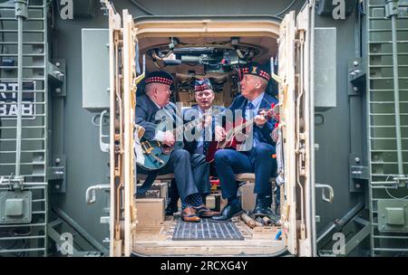 Les vétérans (de gauche à droite) Peter McKinlay, Alex Shannon et Danny Muir, qui ont tous servi avec 6 ÉCOSSAIS, répètent à l'arrière d'un véhicule blindé Mastiff à Redford Barracks, à Édimbourg, devant leur production Army@TheFringe Warriors. Les répétitions ont commencé pour les trois premières productions de Fringe : 'Everything Under the Sun', 'CTRL Room: ', et 'Warriors', et les artistes rencontrent des soldats écossais et voient l'équipement qui a joué un rôle de soutien dans les opérations récentes. Date de la photo : lundi 17 juillet 2023. Banque D'Images