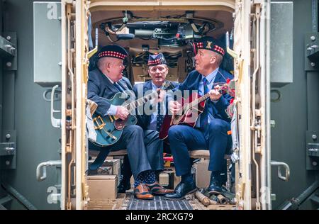 Les vétérans (de gauche à droite) Peter McKinlay, Alex Shannon et Danny Muir, qui ont tous servi avec 6 ÉCOSSAIS, répètent à l'arrière d'un véhicule blindé Mastiff à Redford Barracks, à Édimbourg, devant leur production Army@TheFringe Warriors. Les répétitions ont commencé pour les trois premières productions de Fringe : 'Everything Under the Sun', 'CTRL Room: ', et 'Warriors', et les artistes rencontrent des soldats écossais et voient l'équipement qui a joué un rôle de soutien dans les opérations récentes. Date de la photo : lundi 17 juillet 2023. Banque D'Images