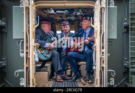 Les vétérans (de gauche à droite) Peter McKinlay, Alex Shannon et Danny Muir, qui ont tous servi avec 6 ÉCOSSAIS, répètent à l'arrière d'un véhicule blindé Mastiff à Redford Barracks, à Édimbourg, devant leur production Army@TheFringe Warriors. Les répétitions ont commencé pour les trois premières productions de Fringe : 'Everything Under the Sun', 'CTRL Room: ', et 'Warriors', et les artistes rencontrent des soldats écossais et voient l'équipement qui a joué un rôle de soutien dans les opérations récentes. Date de la photo : lundi 17 juillet 2023. Banque D'Images