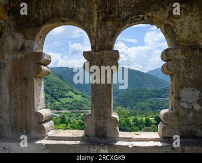 La campagne bosniaque vue à travers une fenêtre au château dans la vieille ville de Jajce Bosnie-Herzégovine centrale, péninsule balkanique, Europe de l'est. Banque D'Images