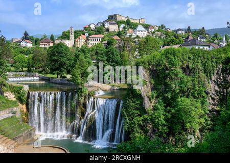 En regardant à travers la cascade de Pliva à Jajce avec la ville en arrière-plan. Bosnie-Herzégovine centrale, péninsule balkanique, Europe de l'est. Banque D'Images