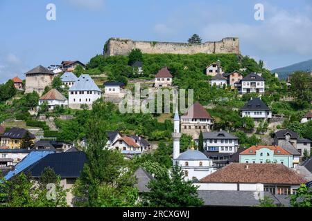 Vue sur la vieille ville de Jajce avec son architecture ottomane et le château en arrière-plan. Bosnie-Herzégovine centrale, péninsule balkanique, Banque D'Images