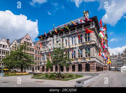 Hôtel de ville d'Anvers avec drapeaux, Belgique. Banque D'Images