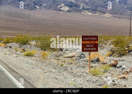 Signe une chaleur extrême indique un danger pour la vie, parc national de la Vallée de la mort, Californie, États-Unis Banque D'Images