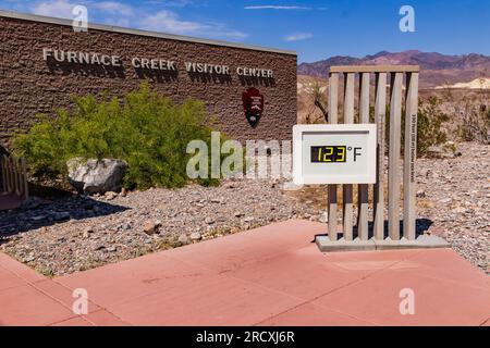 Chaleur flamboyante et vague de chaleur avec des températures extrêmes au célèbre thermomètre Furnace Creek dans la vallée de la mort, États-Unis Banque D'Images