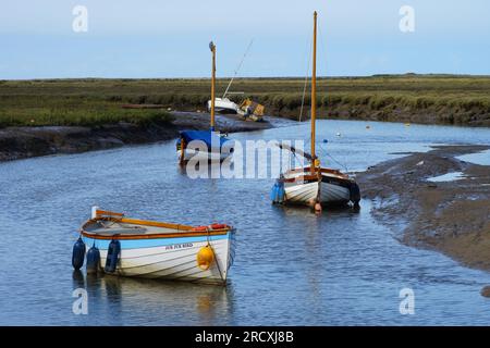 Embarcations amarrées à Agar Creek, Blakeney Banque D'Images