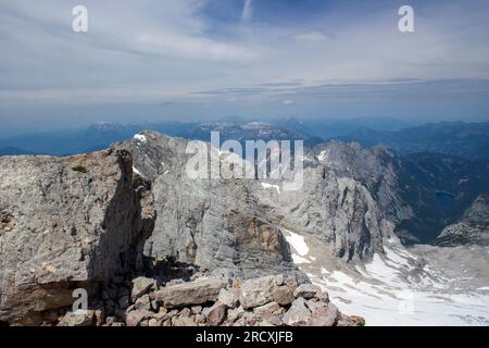 Panorama des montagnes alpines massives. Paysage dans les Alpes autrichiennes de la région de Dachstein (Styrie en Autriche) - vue depuis Dachstein Banque D'Images