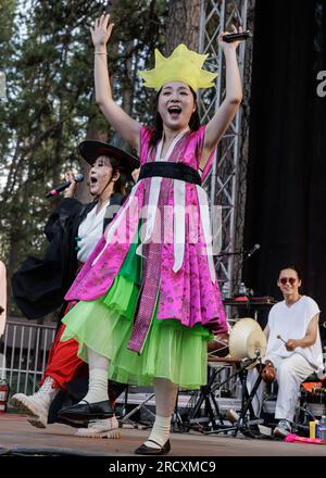 Le California Worldfest se termine à l'ouest des États-Unis La canicule continue. Lauréat d’un prix, Ak Dan Gwang Chil (ADG7) se produit lors du CA WorldFest. 16 juin 2023. (Photo de Penny Collins/NurPhoto) crédit : NurPhoto SRL/Alamy Live News Banque D'Images