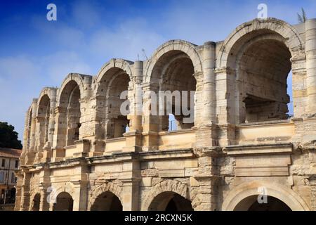 Arles en Provence, France. Site classé au patrimoine mondial de l'UNESCO - ruines de l'ancien amphithéâtre romain. Banque D'Images