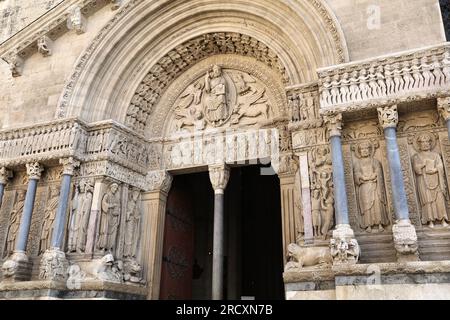 Église de St. Trophime à Arles, France. Ancienne cathédrale. Connu en français sous le nom de Cathédrale Saint-Trophime. Banque D'Images