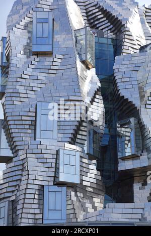 ARLES, FRANCE - 1er OCTOBRE 2021 : tour du bâtiment Luma à Arles, France.Tour Luma est un centre artistique local, et a été conçu par Frank Gehry. Banque D'Images