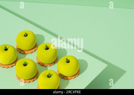 Un plateau de beignets verts assortis est posé sur une table en bois Banque D'Images