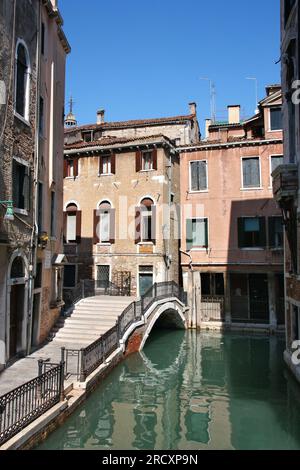 Venise ville, Italie. Vue traditionnelle typique sur le canal avec passerelle. Banque D'Images