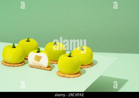 Un plateau de beignets verts assortis est posé sur une table en bois Banque D'Images