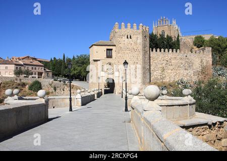 Pont Saint-Martin à Tolède. Ancien monument médiéval en Espagne. Banque D'Images