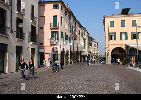 PADOUE, ITALIE - 17 SEPTEMBRE 2009 : vue sur la rue de la Piazza Cavour à Padoue, grande ville de la région de Vénétie, Italie. Banque D'Images