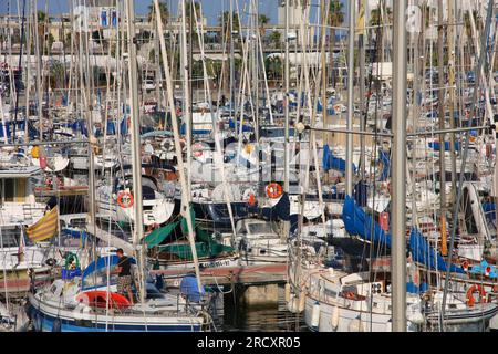 BARCELONE, ESPAGNE - 10 SEPTEMBRE 2009 : Yachts et voiliers à Marina Port Vell à Barcelone, Espagne. Marina Port Vell est l'un des harb les plus reconnaissables Banque D'Images