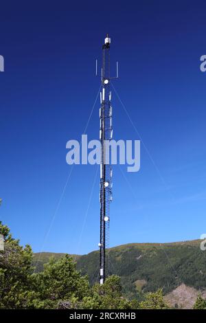 Station de base Telecom en Norvège. Antennes sectorielles de tour cellulaire. Équipement émetteur 5G mobile. Banque D'Images