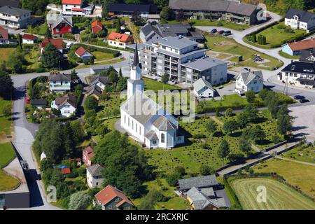 Église de Naustdal, Norvège. Église blanche et cimetière. Banque D'Images