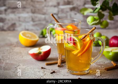 Sangria aux pommes, agrumes et épices Banque D'Images