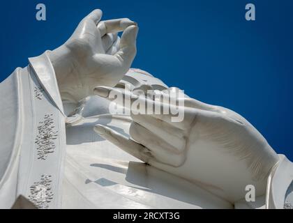 Gros plan du visage et des mains de la statue géante du Bodhisattva Avalokitesvara à la pagode bouddhiste Ling Ung Bai Buc à son Tra, Danang, Vietnam. Le pago Banque D'Images