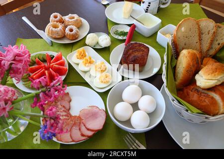 Table de petit déjeuner de Pâques en Pologne. Les aliments de Pâques en Europe. Pâques en Pologne - Wielkanoc. Banque D'Images