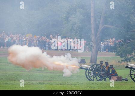 Londres, Royaume-Uni. 17 juillet 2023. L'armée britannique célèbre l'anniversaire de sa Majesté la Reine avec des coups de feu traditionnels et de la musique. Le Royal Horse Artillery de la troupe du roi tire un Royal Salute de 41 canons à 12 heures. Le Band of the Coldstream Guards joue de la musique, dont Happy Birthday, marquant l'anniversaire spécial de la reine. C'est le premier salut officiel d'anniversaire pour sa Majesté depuis qu'elle est devenue reine. Crédit : Guy Bell/Alamy Live News Banque D'Images