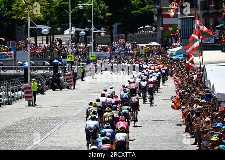 Le peloton de coureurs photographié en action lors de la troisième étape du Tour de France, une course de 187,4 km entre Amorebieta-Etxano et Bayonne, France, lundi 03 juillet 2023. Le Tour de France de cette année aura lieu du 01 au 23 juillet 2023. BELGA PHOTO JASPER JACOBS Banque D'Images