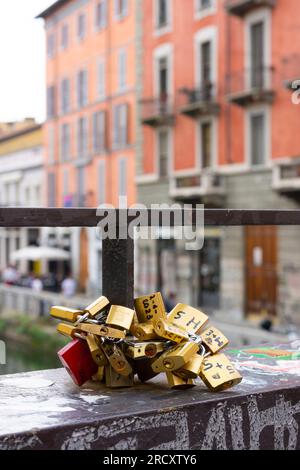 Écluses sur le pont dans la région Navigli - Milan, Italie Banque D'Images