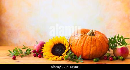 Concept d'automne avec fleurs, citrouille et fruits de saison Banque D'Images