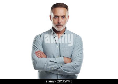 Portrait d'homme confiant avec les bras croisés et le visage sérieux isolé sur fond png transparent. Confiance, fierté et homme d'affaires mature aussi fier Banque D'Images