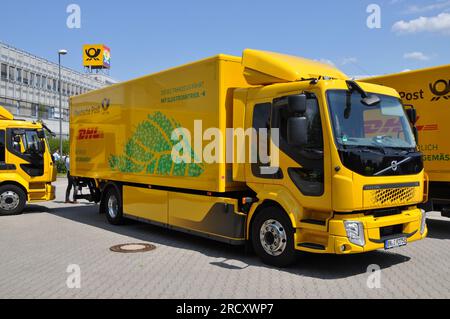 Berlin, Allemagne. 13 juillet 2023. La Deutsche Post DHL allemande a acheté 13 gros camions électriques pour transporter des colis entre les centres de distribution (photo du 13 juillet 2023). Elle utilise déjà 24 000 véhicules électriques pour livrer des colis, allant des camionnettes aux tricycles en passant par les vélos cargo. Crédit : Zapotocky Ales/CTK photo/Alamy Live News Banque D'Images