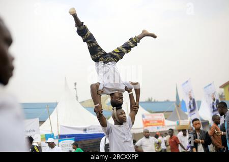 Acrobates en concert au Festival Amani, 14 février 2020 Goma (est de la RDC) Banque D'Images