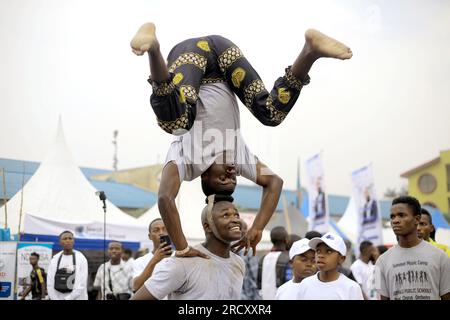 Acrobates en concert au Festival Amani, 14 février 2020 Goma (est de la RDC) Banque D'Images