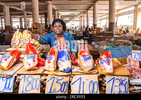 Une commerçante congolaise devant son étal de marchandises au marché Total à Brazzaville, le 24 mars 2017 Banque D'Images