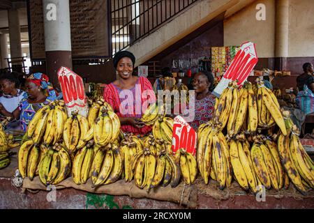 Une commerçante congolaise devant son étal de bananes au marché Total à Brazzaville, le 24 mars 2017 Banque D'Images