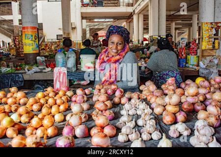 Négociante congolaise devant son étal d’oignons et d’ail au marché Total à Brazzaville, le 24 mars 2017 Banque D'Images