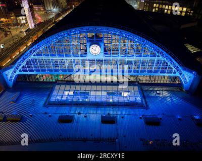 Vue aérienne du Manchester Central Convention Centre également connu sous le nom de G-MEX, Manchester City Center at Night, Angleterre Banque D'Images