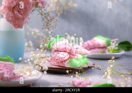 Pile de délicieuses guimauves colorées maison sous forme de tranches de pastèque sur fond gris. zephyr maison, meringues, disposées à proximité Banque D'Images