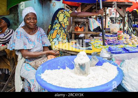 Une commerçante congolaise devant son étal manioc 'foufou' (farine à base de manioc) au marché Total à Brazzaville, le 24 mars 2017 Banque D'Images