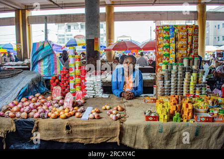 Une commerçante congolaise devant son étal de marchandises au marché Total à Brazzaville, le 24 mars 2017 Banque D'Images