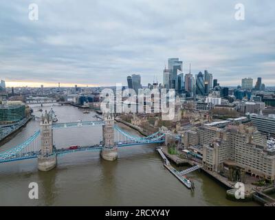 Vue aérienne du Tower Bridge et des gratte-ciel de Londres City, Londres, Angleterre Banque D'Images