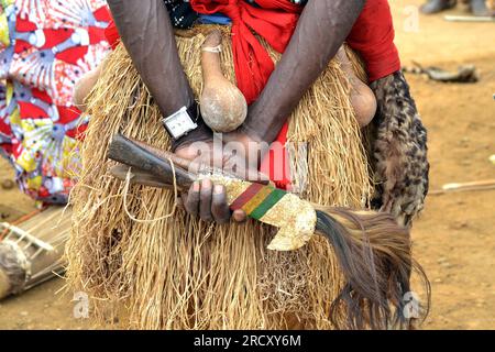 Artiste traditionnel congolais tenant ses attributs lors d’une exposition à Brazzaville, le 13 août 2014 Banque D'Images