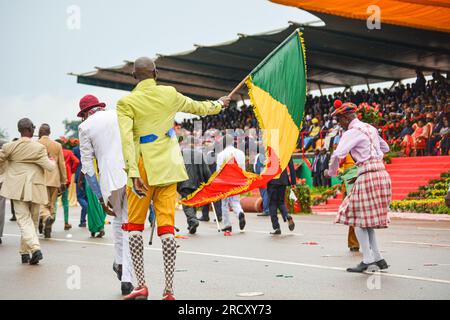 Des adeptes congolais de Sape (Société des ambiances et des gens élégants) brandissant le drapeau congolais lors du défilé de la célébration de l’indépendance du Congo, le 15 août 2015 à Brazzaville Banque D'Images